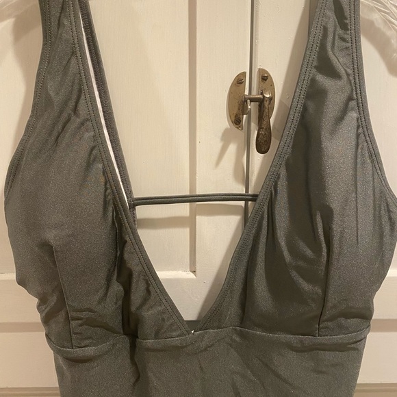 CUPSHE Grey Ruffle detail one piece swimsuit - Picture 7 of 9